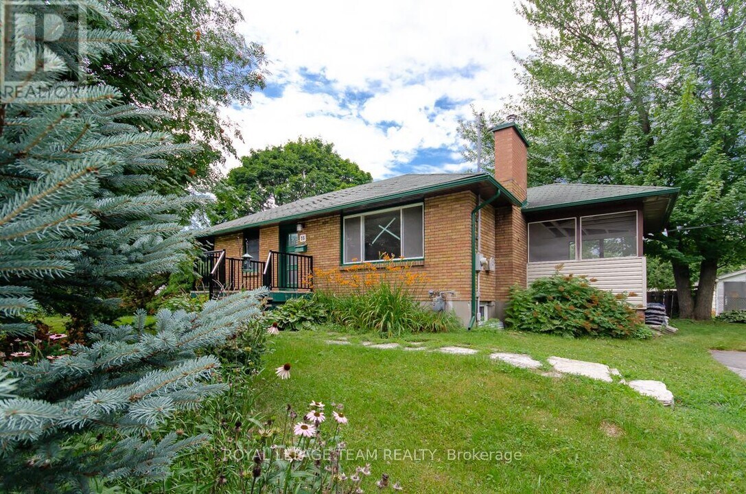 16 Brook Ln in Ottawa, ON - Building Photo