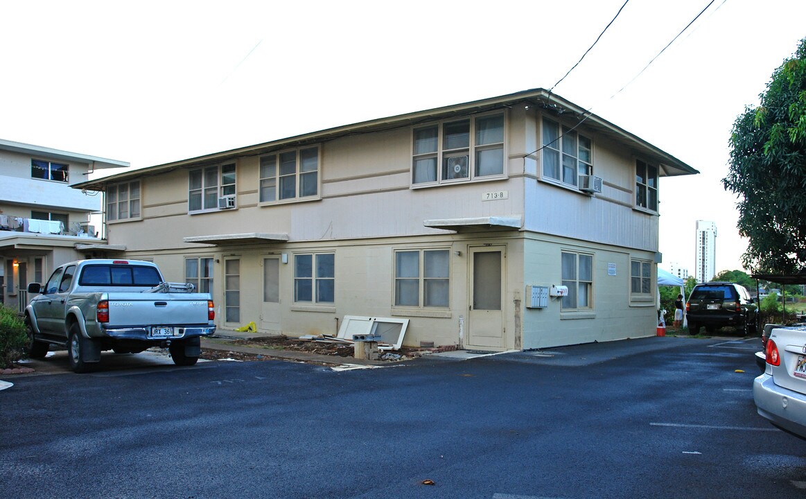 713B Menehune Ln in Honolulu, HI - Foto de edificio