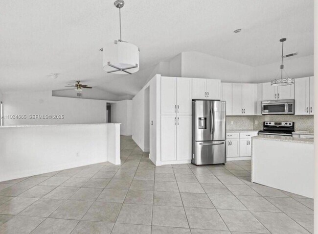 1975 NW 191st Ave in Pembroke Pines, FL - Building Photo - Building Photo