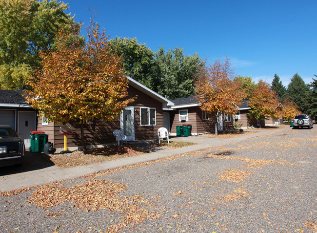 729-745 Wasson Ln in River Falls, WI - Foto de edificio - Building Photo