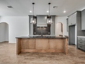 8322 Robin Wy in Guthrie, OK - Foto de edificio - Building Photo