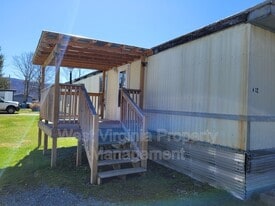 432 Pocahontas St W in Rupert, WV - Building Photo