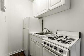 219 E 76th St in New York, NY - Building Photo - Building Photo