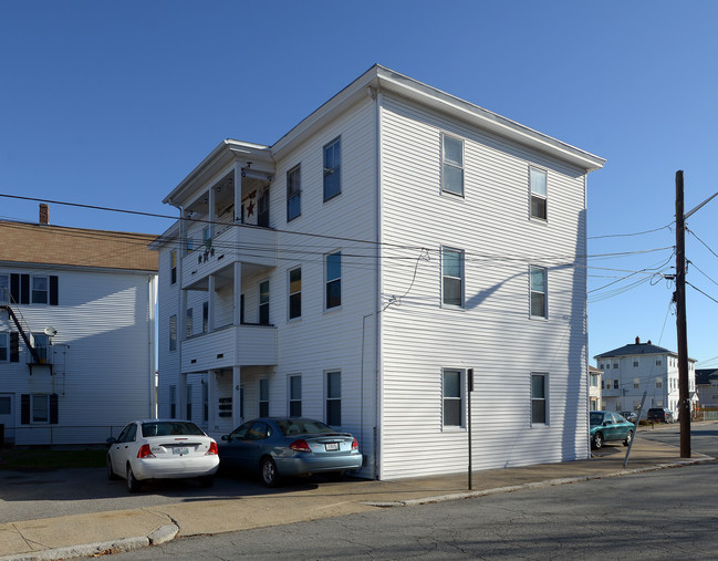 6 Clemence St in Cranston, RI - Foto de edificio - Building Photo