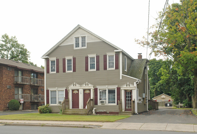 140 W Main St in Plainville, CT - Foto de edificio - Building Photo