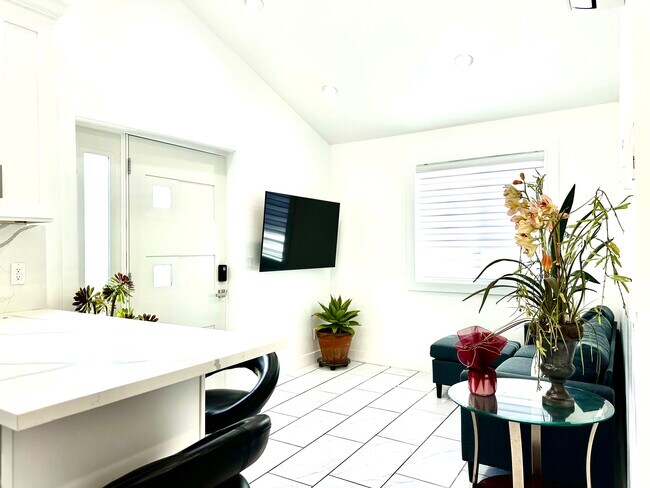 7013 Bellaire Ave in Los Angeles, CA - Building Photo - Building Photo