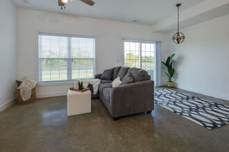 Stoneway Townhome Garage Included in Champaign, IL - Foto de edificio - Building Photo