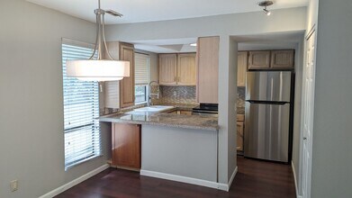 10819 NE 37th Pl in Bellevue, WA - Building Photo - Building Photo