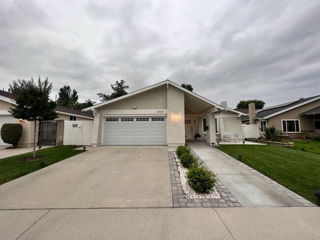 25307 Vía Oriol in Santa Clarita, CA - Building Photo - Building Photo