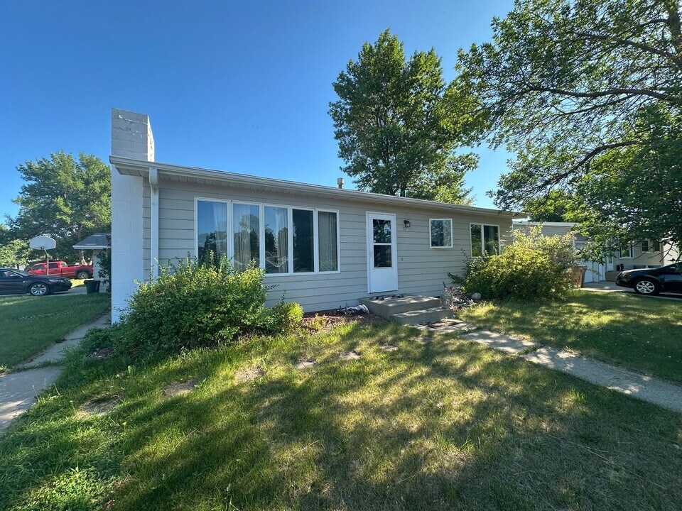 710 22nd Ave NW in Minot, ND - Building Photo