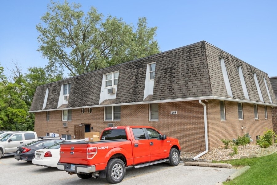 808 Oakcrest St in Iowa City, IA - Building Photo
