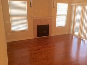 600 Grandview Ct, Unit Grandview in Iowa City, IA - Foto de edificio - Building Photo