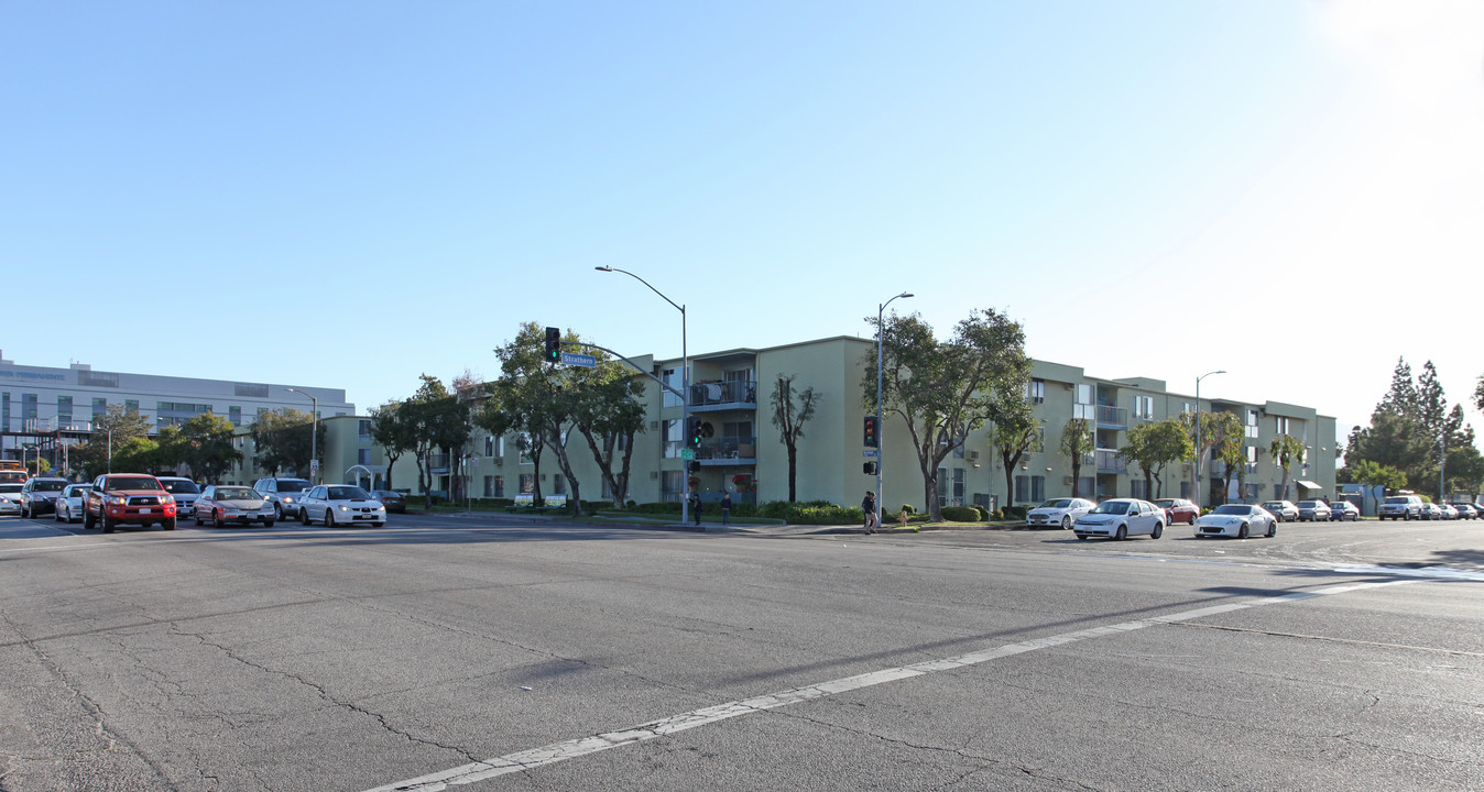 Park Place Apartments in Van Nuys, CA - Building Photo