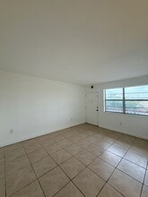 5165 W Flagler St in Coral Gables, FL - Foto de edificio - Building Photo