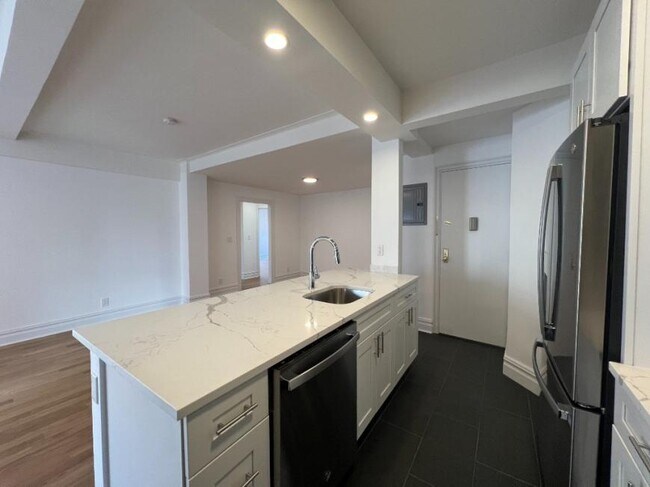 900 W End Ave in New York, NY - Building Photo - Building Photo