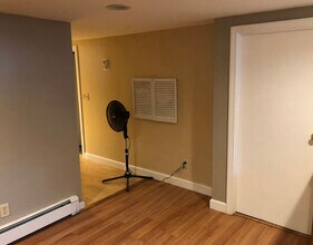 180 Fish Rd, Unit 1 in Tiverton, RI - Foto de edificio - Building Photo