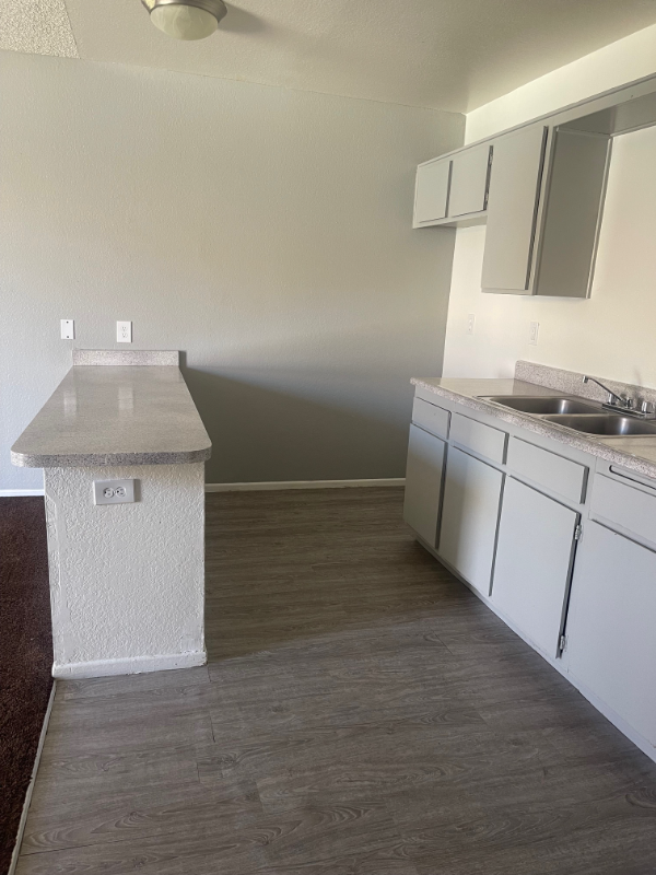 18335 Montezuma St-Unit -8 in Adelanto, CA - Building Photo - Building Photo