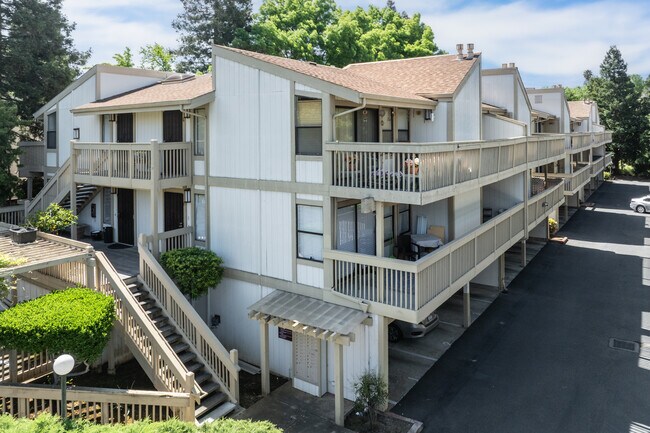 Creekwood Terrace in Concord, CA - Building Photo - Building Photo