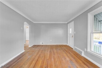 12605 Hirst Ave in Cleveland, OH - Foto de edificio - Building Photo