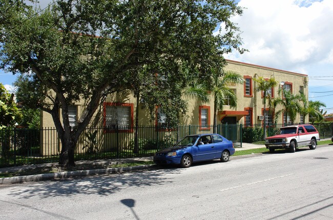 2425 SW 6th St in Miami, FL - Building Photo - Building Photo