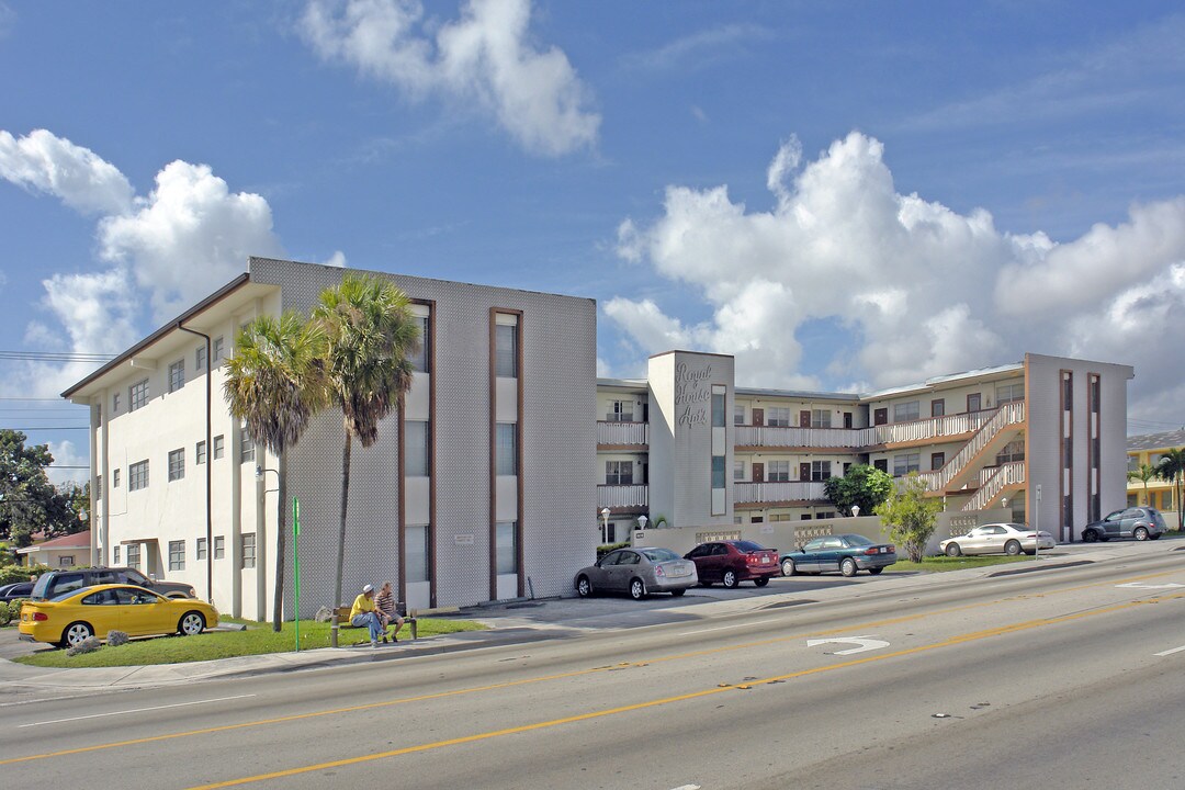 Royal House Apartments in Miami, FL - Building Photo