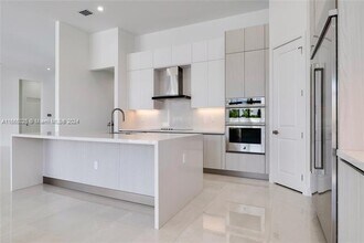 7308 SW 72nd Pl in Miami, FL - Foto de edificio - Building Photo
