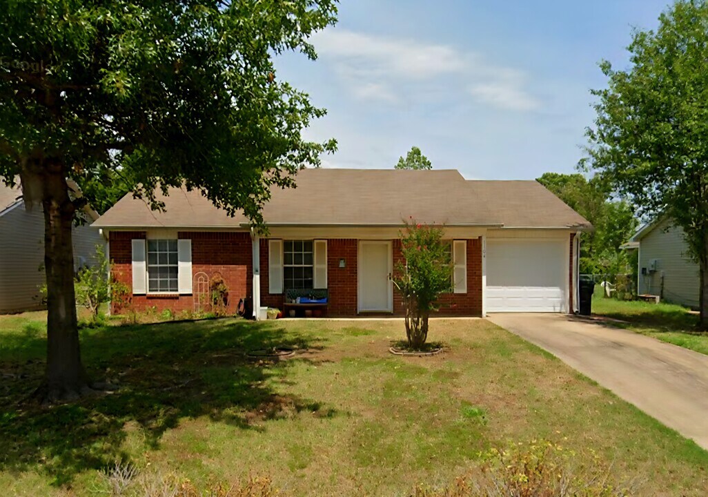 1104 Walnut St in Claremore, OK - Building Photo