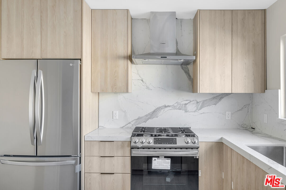 1427 N Vista St in Los Angeles, CA - Building Photo