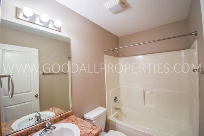6354 Little Leaf Ln in Pleasant Hill, IA - Building Photo - Building Photo