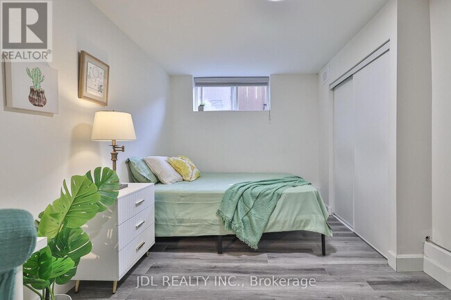 5 Sorauren Ave in Toronto, ON - Building Photo - Building Photo