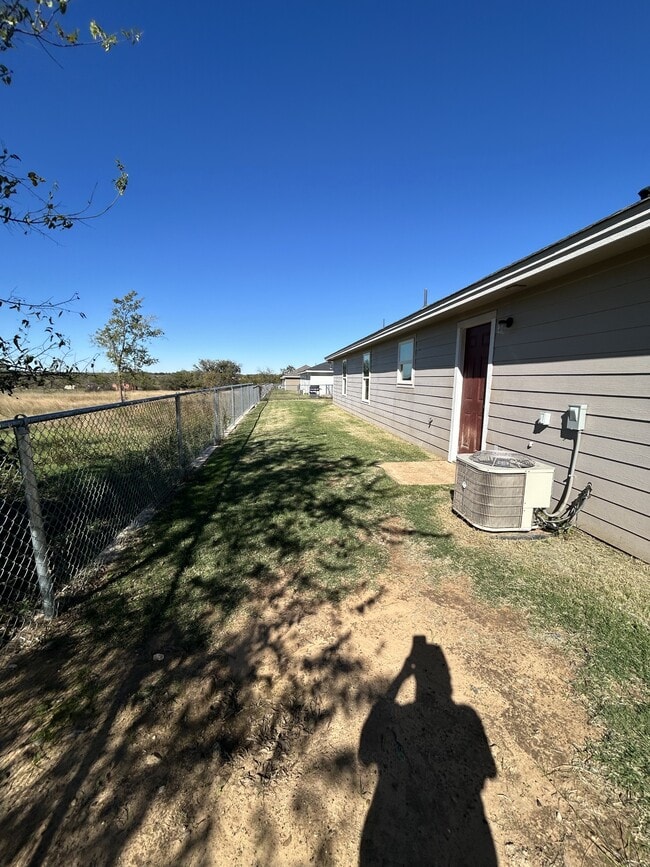 113 Quail Meadows Dr in Rio Vista, TX - Building Photo - Building Photo