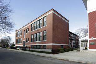 Brown School Residences in Peabody, MA - Foto de edificio - Building Photo