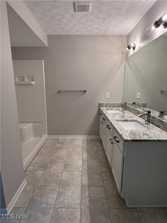 11814 Craig Dr in Strongsville, OH - Building Photo