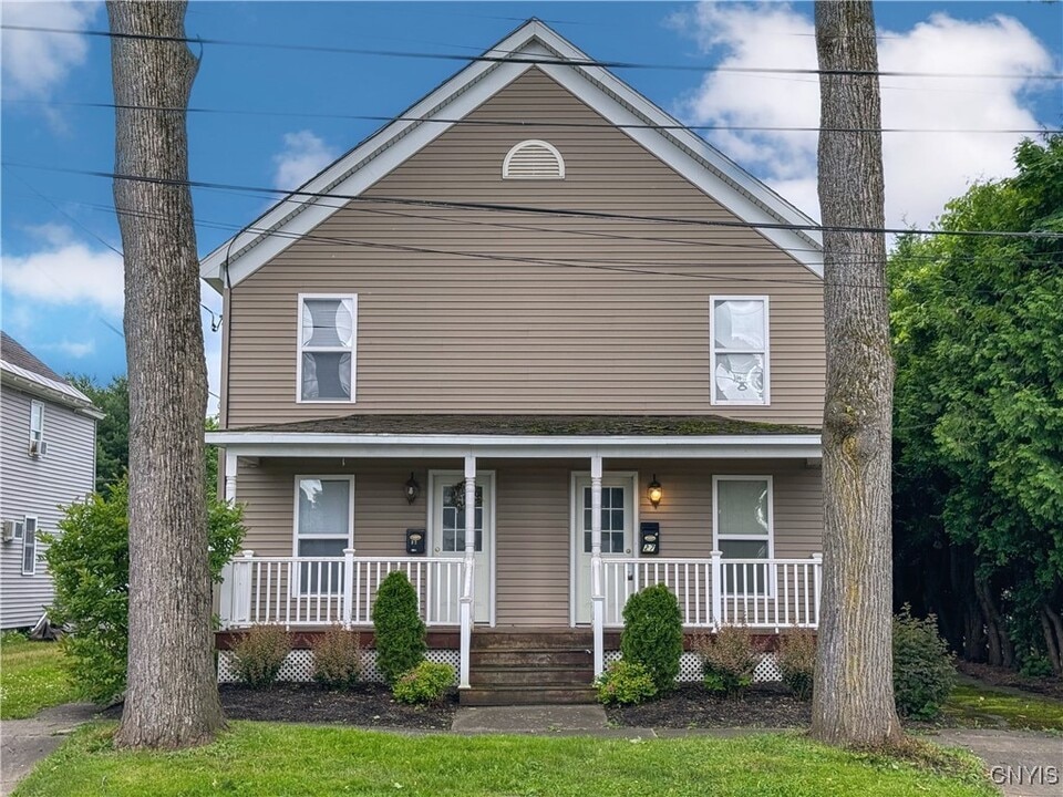 27 Greenman Ave in New York Mills, NY - Building Photo