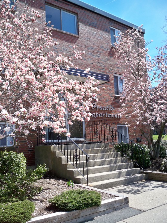 Francis Apartments in Bristol, CT - Foto de edificio