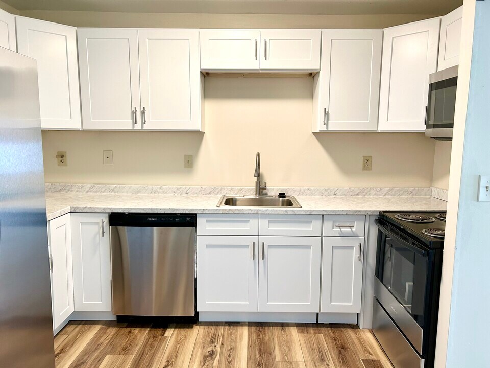 50 E Hill Rd in Canton, CT - Building Photo