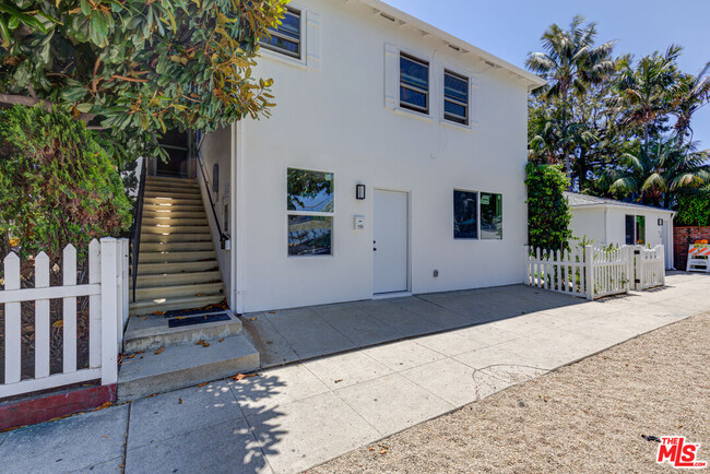 11906 Rochester Ave in Los Angeles, CA - Building Photo - Building Photo