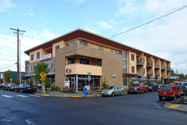 Beaumont Village Lofts in Portland, OR - Foto de edificio - Building Photo