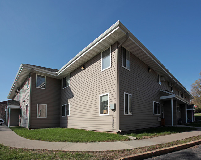 Apollo Apartments in Hutchinson, MN - Building Photo - Building Photo