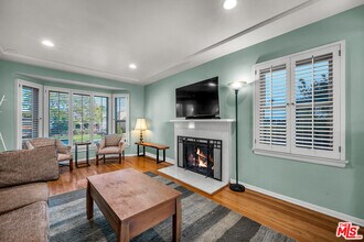 8207 Stewart Ave in Los Angeles, CA - Foto de edificio - Building Photo