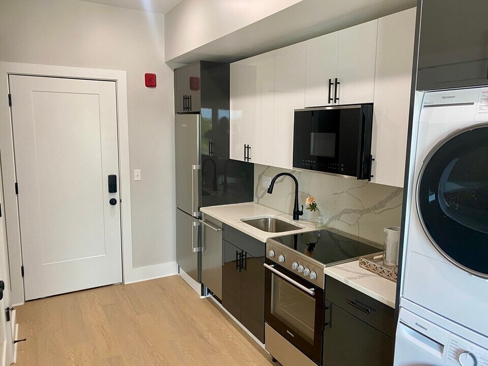872 Broadway in Somerville, MA - Building Photo