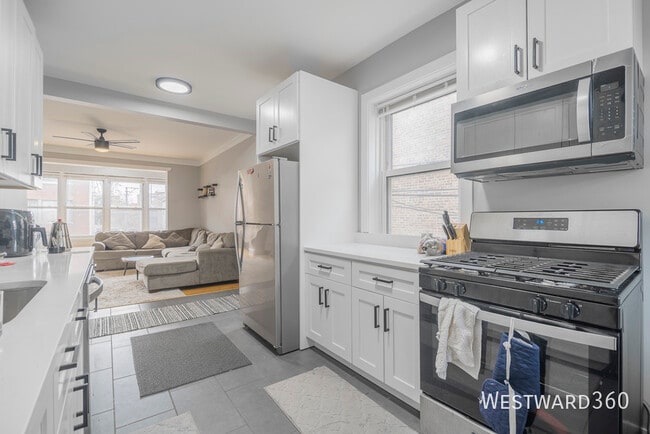 property at 1410 W Farragut Ave