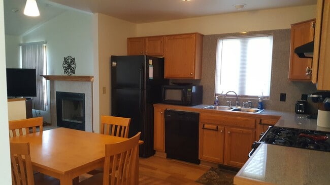 703B Burgess Dr in North Utica, IL - Building Photo - Building Photo