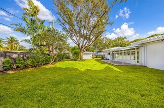 31 Samana Dr in Miami, FL - Building Photo - Building Photo