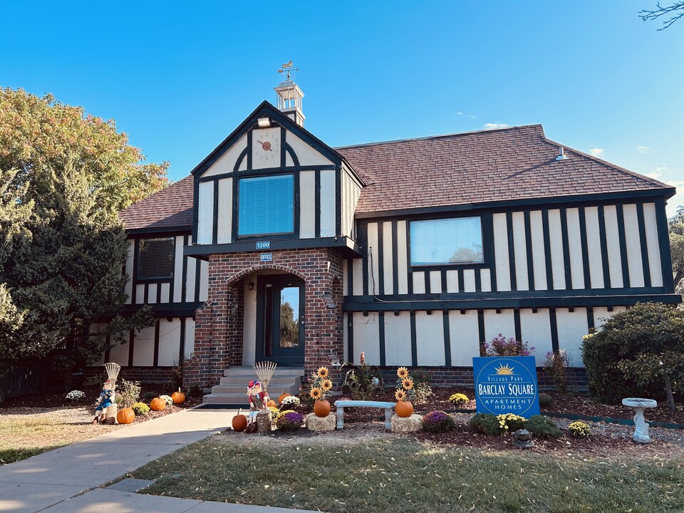 Village Park at Barclay Square in Wichita, KS - Foto de edificio