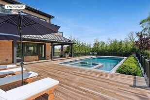 11 Hillside Dr in Shelter Island, NY - Building Photo