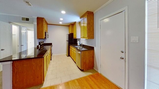 10594 High Hollows Dr, Unit 290 in Dallas, TX - Building Photo - Building Photo