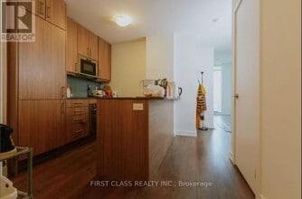 297-297 College St in Toronto, ON - Building Photo - Building Photo