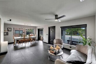 530 NW 39th St in Oakland Park, FL - Building Photo - Building Photo