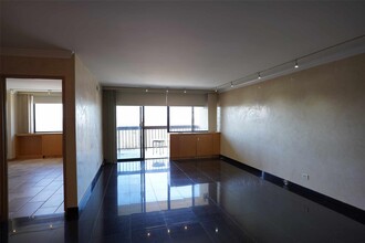 1 Bay Club Dr in Queens, NY - Building Photo - Building Photo